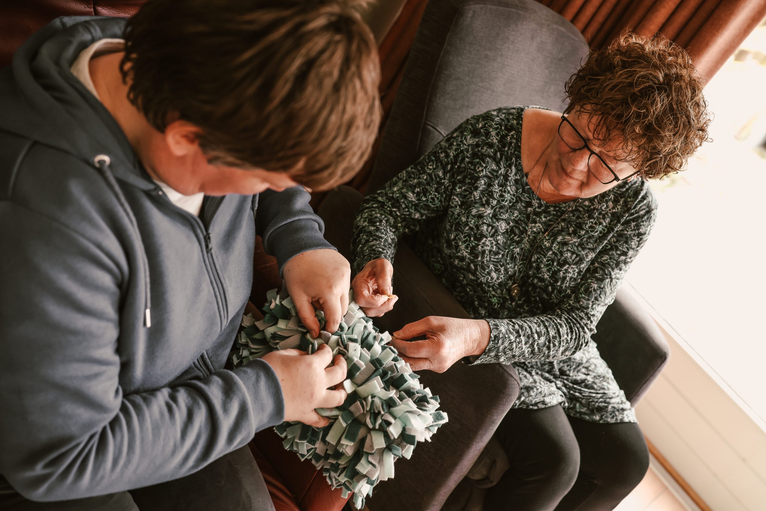 Samen een snuffelmat maken in de huiskamer